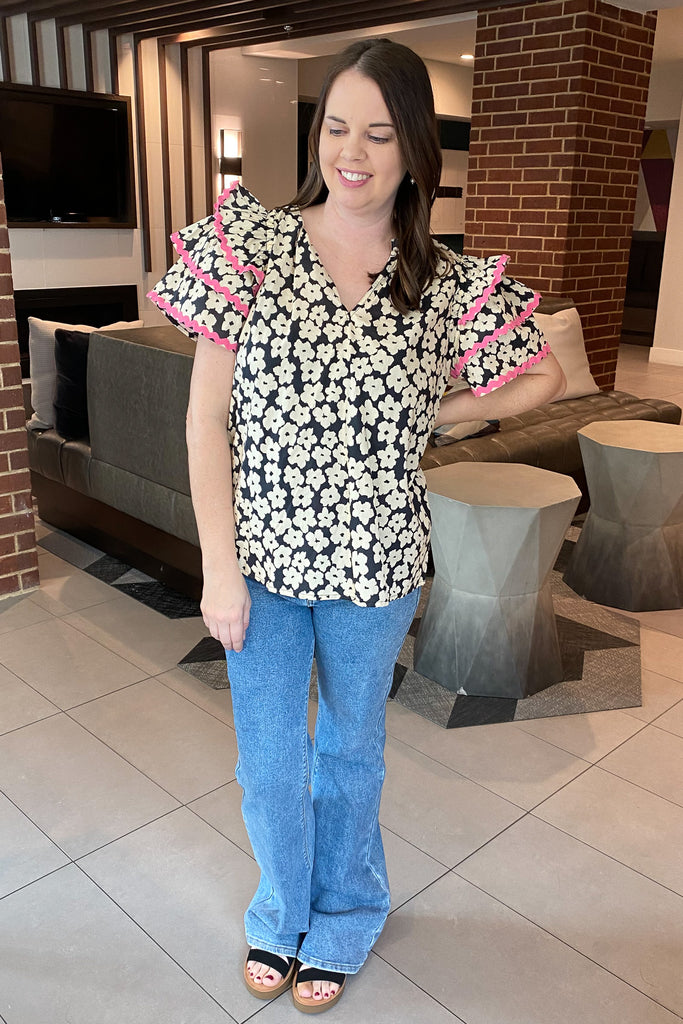 A Hint of Pink Black and White Print Top - Lyla's: Clothing, Decor & More - Plano Boutique